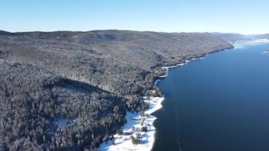 Bulgaristan 'ın Smolyan Bölgesi, Dospat Reservoir hava sahasının kış manzarası