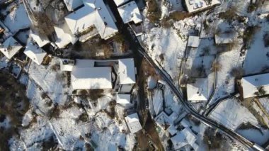 Bulgaristan 'ın Blagoevgrad Bölgesi, Otantik 19. yüzyıl evleriyle Kovaçevitsa Köyü' nün Hava Kış Günbatımı manzarası
