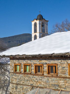 Bulgaristan 'ın Blagoevgrad Bölgesi, Otantik 19. yüzyıl evleriyle Kovaçevitsa Köyü Kış Günbatımı manzarası