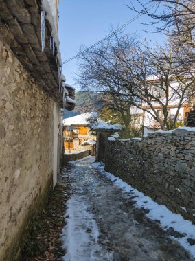 Bulgaristan 'ın Blagoevgrad Bölgesi, Otantik 19. yüzyıl evleriyle Kovaçevitsa Köyü Kış Günbatımı manzarası