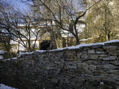 Bulgaristan 'ın Blagoevgrad Bölgesi, Otantik 19. yüzyıl evleriyle Kovaçevitsa Köyü Kış Günbatımı manzarası