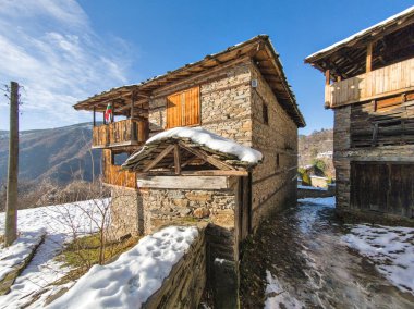 Bulgaristan 'ın Blagoevgrad Bölgesi, Otantik 19. yüzyıl evleriyle Kovaçevitsa Köyü Kış Günbatımı manzarası
