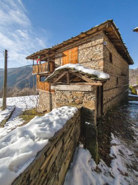 Bulgaristan 'ın Blagoevgrad Bölgesi, Otantik 19. yüzyıl evleriyle Kovaçevitsa Köyü Kış Günbatımı manzarası