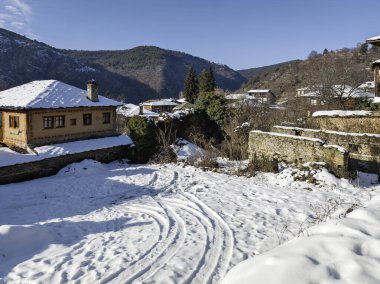 Bulgaristan 'ın Blagoevgrad Bölgesi, Otantik 19. yüzyıl evleriyle Kovaçevitsa Köyü Kış Günbatımı manzarası