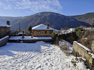 Bulgaristan 'ın Blagoevgrad Bölgesi, Otantik 19. yüzyıl evleriyle Kovaçevitsa Köyü Kış Günbatımı manzarası