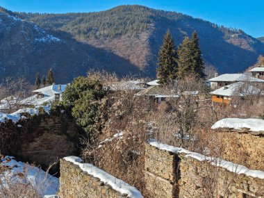 Bulgaristan 'ın Blagoevgrad Bölgesi, Otantik 19. yüzyıl evleriyle Kovaçevitsa Köyü Kış Günbatımı manzarası