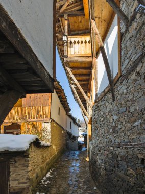 Bulgaristan 'ın Blagoevgrad Bölgesi, Otantik 19. yüzyıl evleriyle Kovaçevitsa Köyü Kış Günbatımı manzarası
