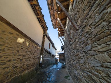 Bulgaristan 'ın Blagoevgrad Bölgesi, Otantik 19. yüzyıl evleriyle Kovaçevitsa Köyü Kış Günbatımı manzarası