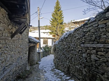 Bulgaristan 'ın Blagoevgrad Bölgesi, Otantik 19. yüzyıl evleriyle Kovaçevitsa Köyü Kış Günbatımı manzarası