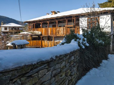 Bulgaristan 'ın Blagoevgrad Bölgesi, Otantik 19. yüzyıl evleriyle Kovaçevitsa Köyü Kış Günbatımı manzarası