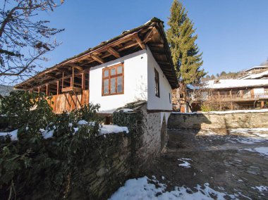 Bulgaristan 'ın Blagoevgrad Bölgesi, Otantik 19. yüzyıl evleriyle Kovaçevitsa Köyü Kış Günbatımı manzarası
