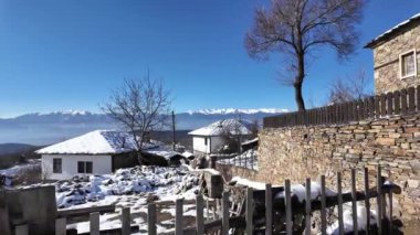 Bulgaristan 'ın Blagoevgrad bölgesindeki Otantik 19. yüzyıl evleriyle Leshten Köyü' nün kış manzarası