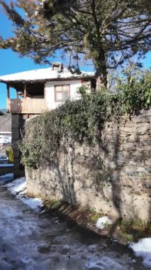 Bulgaristan 'ın Blagoevgrad Bölgesi, Otantik 19. yüzyıl evleriyle Kovaçevitsa Köyü Kış Günbatımı manzarası