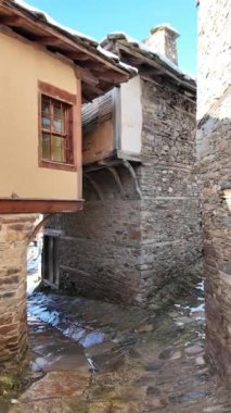 Bulgaristan 'ın Blagoevgrad Bölgesi, Otantik 19. yüzyıl evleriyle Kovaçevitsa Köyü Kış Günbatımı manzarası
