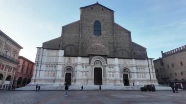 BOLOGNA, İtalya - 07 Aralık 2024: Bologna 'nın Eski Kasabası Panorama, Emilia-Romagna Bölgesi, İtalya