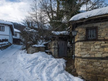 Bulgaristan 'ın Gabrovo bölgesinin Bozhentsi köyünün şaşırtıcı kış manzarası