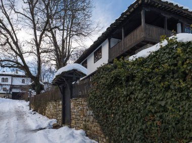 Bulgaristan 'ın Gabrovo bölgesinin Bozhentsi köyünün şaşırtıcı kış manzarası