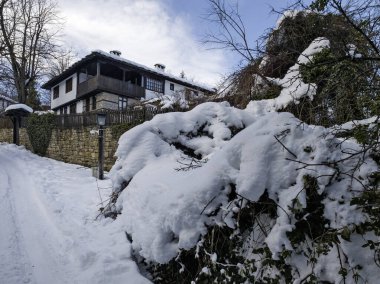 Bulgaristan 'ın Gabrovo bölgesinin Bozhentsi köyünün şaşırtıcı kış manzarası
