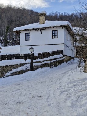 Bulgaristan 'ın Gabrovo bölgesinin Bozhentsi köyünün şaşırtıcı kış manzarası