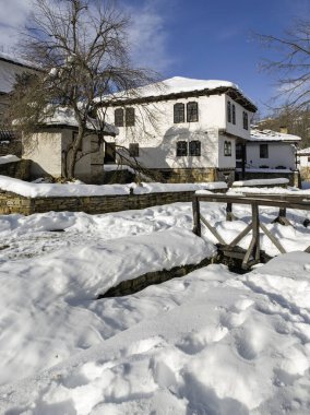 Bulgaristan 'ın Gabrovo bölgesinin Bozhentsi köyünün şaşırtıcı kış manzarası