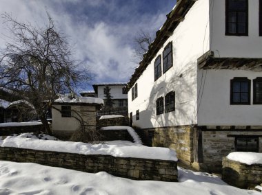 Bulgaristan 'ın Gabrovo bölgesinin Bozhentsi köyünün şaşırtıcı kış manzarası