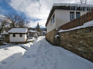 Bulgaristan 'ın Gabrovo bölgesinin Bozhentsi köyünün şaşırtıcı kış manzarası