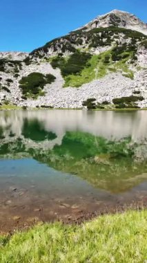 Bulgaristan 'ın Muratovo Gölü etrafındaki Pirin Dağı' nın şaşırtıcı yaz manzarası