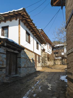 Bulgaristan 'ın Blagoevgrad bölgesindeki Otantik 19. yüzyıl evleriyle Leshten Köyü' nün kış manzarası