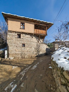 Bulgaristan 'ın Blagoevgrad bölgesindeki Otantik 19. yüzyıl evleriyle Leshten Köyü' nün kış manzarası