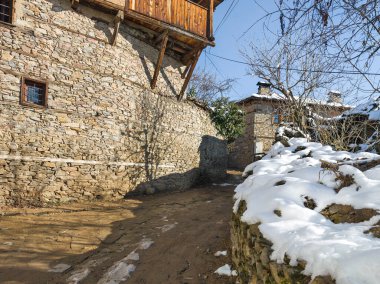 Bulgaristan 'ın Blagoevgrad bölgesindeki Otantik 19. yüzyıl evleriyle Leshten Köyü' nün kış manzarası