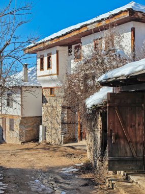 Bulgaristan 'ın Blagoevgrad bölgesindeki Otantik 19. yüzyıl evleriyle Leshten Köyü' nün kış manzarası
