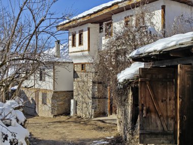 Bulgaristan 'ın Blagoevgrad bölgesindeki Otantik 19. yüzyıl evleriyle Leshten Köyü' nün kış manzarası