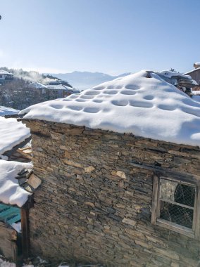 Bulgaristan 'ın Blagoevgrad bölgesindeki Otantik 19. yüzyıl evleriyle Leshten Köyü' nün kış manzarası