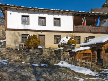Bulgaristan 'ın Blagoevgrad bölgesindeki Otantik 19. yüzyıl evleriyle Leshten Köyü' nün kış manzarası