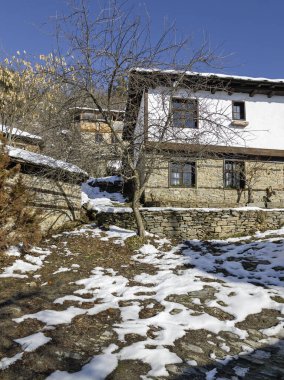 Bulgaristan 'ın Blagoevgrad bölgesindeki Otantik 19. yüzyıl evleriyle Leshten Köyü' nün kış manzarası