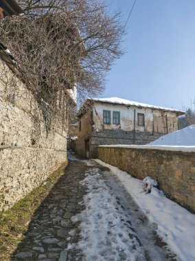 Bulgaristan 'ın Blagoevgrad bölgesindeki Otantik 19. yüzyıl evleriyle Leshten Köyü' nün kış manzarası