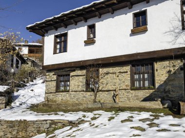 Bulgaristan 'ın Blagoevgrad bölgesindeki Otantik 19. yüzyıl evleriyle Leshten Köyü' nün kış manzarası