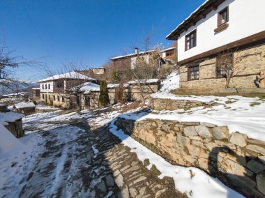 Bulgaristan 'ın Blagoevgrad bölgesindeki Otantik 19. yüzyıl evleriyle Leshten Köyü' nün kış manzarası