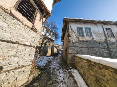 Bulgaristan 'ın Blagoevgrad bölgesindeki Otantik 19. yüzyıl evleriyle Leshten Köyü' nün kış manzarası