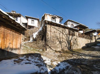 Bulgaristan 'ın Blagoevgrad bölgesindeki Otantik 19. yüzyıl evleriyle Leshten Köyü' nün kış manzarası