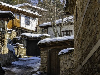 Bulgaristan 'ın Blagoevgrad bölgesindeki Otantik 19. yüzyıl evleriyle Leshten Köyü' nün kış manzarası