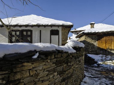 Bulgaristan 'ın Blagoevgrad bölgesindeki Otantik 19. yüzyıl evleriyle Leshten Köyü' nün kış manzarası