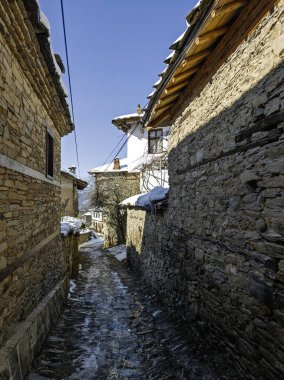 Bulgaristan 'ın Blagoevgrad bölgesindeki Otantik 19. yüzyıl evleriyle Leshten Köyü' nün kış manzarası