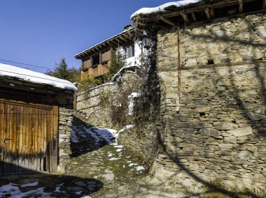 Bulgaristan 'ın Blagoevgrad bölgesindeki Otantik 19. yüzyıl evleriyle Leshten Köyü' nün kış manzarası