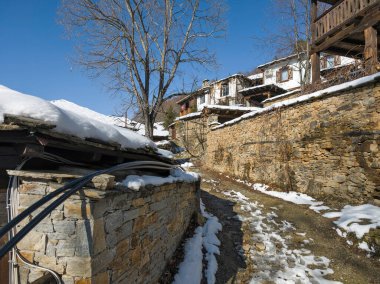 Bulgaristan 'ın Blagoevgrad bölgesindeki Otantik 19. yüzyıl evleriyle Leshten Köyü' nün kış manzarası