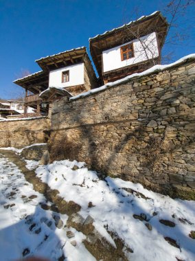 Bulgaristan 'ın Blagoevgrad bölgesindeki Otantik 19. yüzyıl evleriyle Leshten Köyü' nün kış manzarası