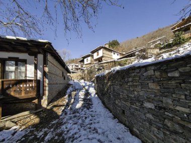 Bulgaristan 'ın Blagoevgrad bölgesindeki Otantik 19. yüzyıl evleriyle Leshten Köyü' nün kış manzarası