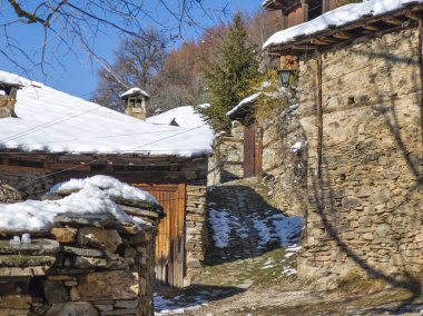 Bulgaristan 'ın Blagoevgrad bölgesindeki Otantik 19. yüzyıl evleriyle Leshten Köyü' nün kış manzarası