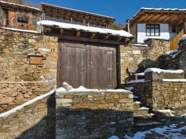 Bulgaristan 'ın Blagoevgrad bölgesindeki Otantik 19. yüzyıl evleriyle Leshten Köyü' nün kış manzarası