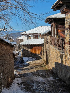 Bulgaristan 'ın Blagoevgrad bölgesindeki Otantik 19. yüzyıl evleriyle Leshten Köyü' nün kış manzarası